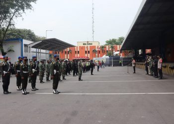 TNI-Polri Kawal Ketat Kedatangan Vaksin Sinovac di Bandara Soetta