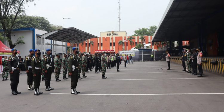 TNI-Polri Kawal Ketat Kedatangan Vaksin Sinovac di Bandara Soetta