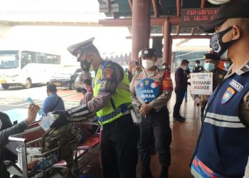Sisir Bandara Soetta, Polisi Bagi-bagi Masker