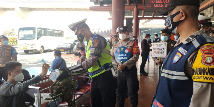 Sisir Bandara Soetta, Polisi Bagi-bagi Masker