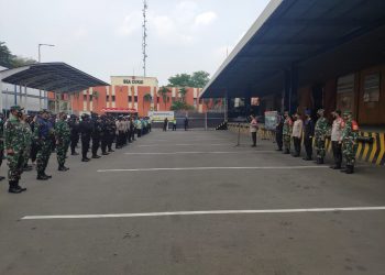 TNI-Polri Jaga Ketat Kedatangan Vaksin Pfizer di Bandara Soetta 