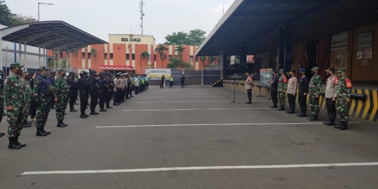 TNI-Polri Jaga Ketat Kedatangan Vaksin Pfizer di Bandara Soetta