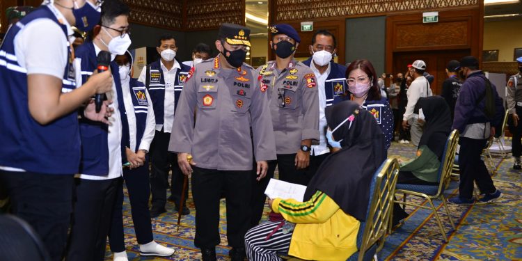 Kapolri Lepas Bus Vaksinasi Keliling Sasar Warga yang Tak Terjangkau