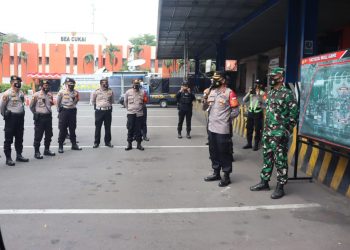 TNI-POLRI Jaga Ketat Kedatangan Vaksin Sinovac di Bandara Soetta