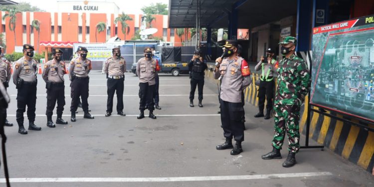 TNI-POLRI Jaga Ketat Kedatangan Vaksin Sinovac di Bandara Soetta