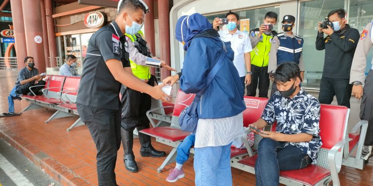 Pantau Protokol Kesehatan, Bandara Soekarno-Hatta Disisir TNI-POLRI