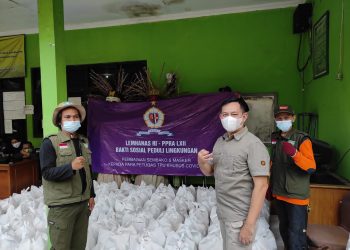 PPRA LXII Lemhanas RI Bagikan Ratusan Paket Sembako ke Petugas TPU