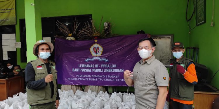 PPRA LXII Lemhanas RI Bagikan Ratusan Paket Sembako ke Petugas TPU