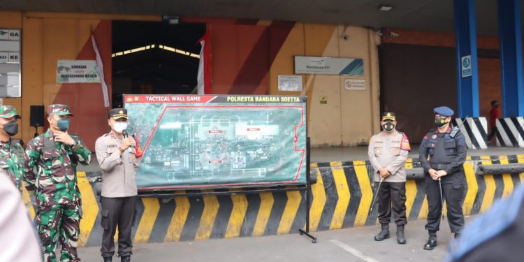 Kedatangan Vaksin Sinovac di Bandara Soetta Dijaga Ketat TNI-POLRI