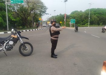 Samapta Polresta Bandara Soetta Gatur Lalin di Jam-jam Sibuk