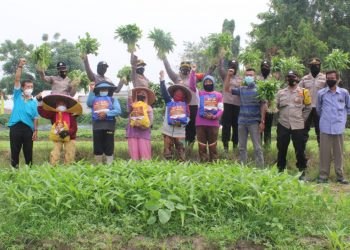 Baksos Hari Jadi Polwan, Kapolsek Neglasari : Bagikan 100 Paket Sembako