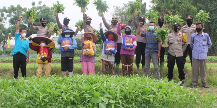Baksos Hari Jadi Polwan, Kapolsek Neglasari : Bagikan 100 Paket Sembako