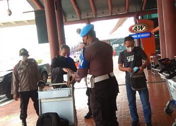 PPKM Diperpanjang, Bandara Soetta Disisir Puluhan Polisi