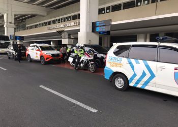 Tegakan Prokes, Puluhan Polisi Sisir Terminal Bandara Soetta