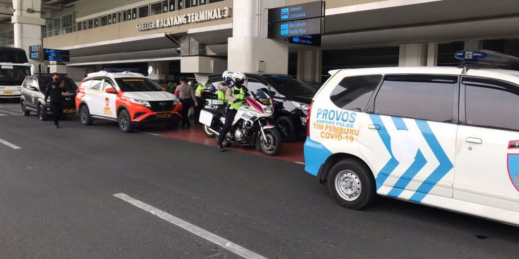 Tegakan Prokes, Puluhan Polisi Sisir Terminal Bandara Soetta