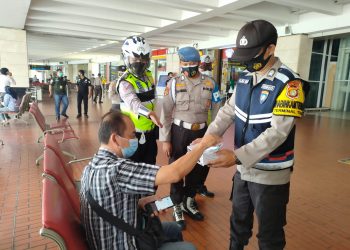 Prokes di Terminal Bandara Soetta Diawasi Puluhan Polisi