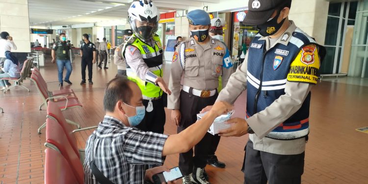 Prokes di Terminal Bandara Soetta Diawasi Puluhan Polisi