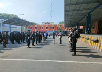 TNI-POLRI Jaga Ketat Kedatangan Vaksin Astrazeneca di Bandara Soetta