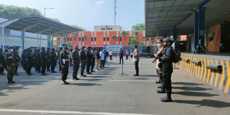 TNI-POLRI Jaga Ketat Kedatangan Vaksin Astrazeneca di Bandara Soetta