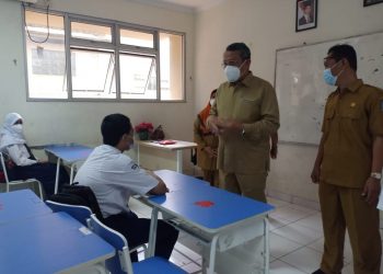 Wali Kota Tangsel Tinjau PTM Hari Pertama Tingkat SMP