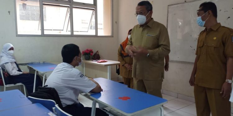 Wali Kota Tangsel Tinjau PTM Hari Pertama Tingkat SMP