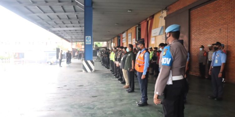 TNI-POLRI Jaga Ketat Kedatangan Vaksin Sinovac di Bandara Soetta