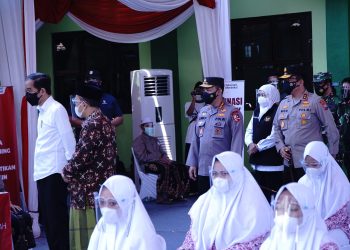Presiden dan Kapolri Tinjau Vaksinasi Merdeka di Ponpes dan Tempat Ibadah