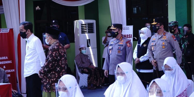 Presiden dan Kapolri Tinjau Vaksinasi Merdeka di Ponpes dan Tempat Ibadah