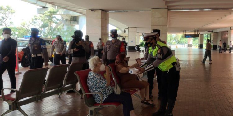 Cegah Prokes Kendor, Polresta Bandara Soetta Kerahkan Puluhan Personel