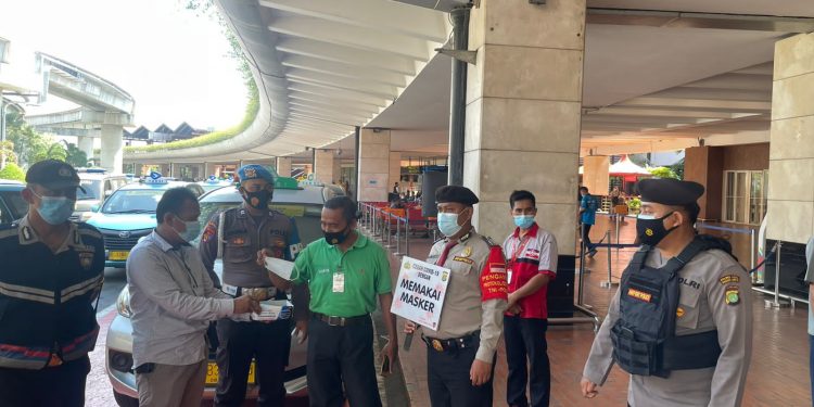Antisipasi Pelanggaran Prokes di Akhir Pekan, Bandara Soetta Disisir Polisi