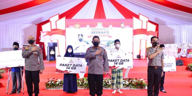 Tinjau Vaksinasi Akpol 97, Kapolri : Pertumbuhan Ekonomi Diiringi Strategi Pengendalian Covid-19