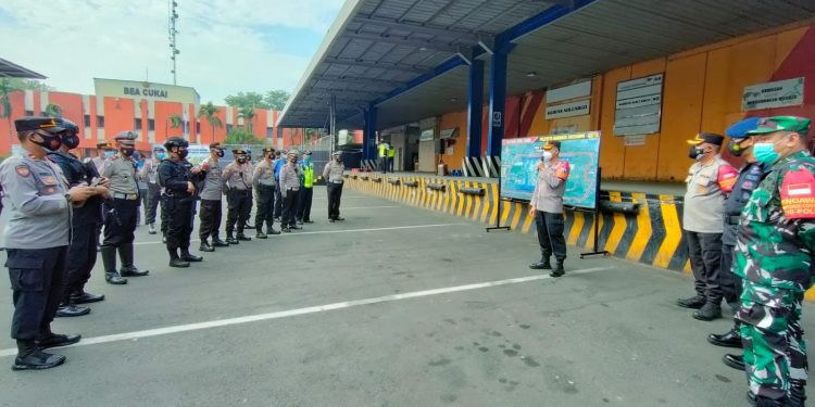 TNI-POLRI Jaga Ketat Kedatangan Vaksin Pfizer di Bandara Soetta