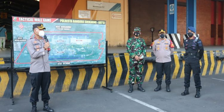 Aparat Gabungan Jaga Ketat Kedatangan Vaksin Sinovac di Bandara Soetta