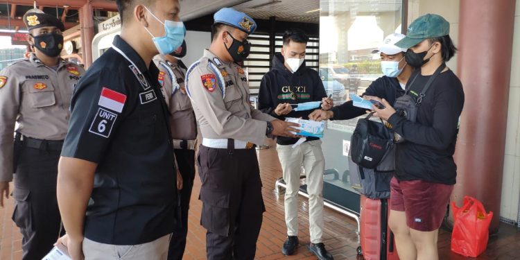 Awasi Prokes di Terminal, Polisi Bandara Soetta Gencarkan Operasi