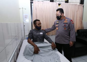 Jenguk Anggota Polri Korban Baku Tembak KKB, Kapolri: Kami Bangga Sama Kalian