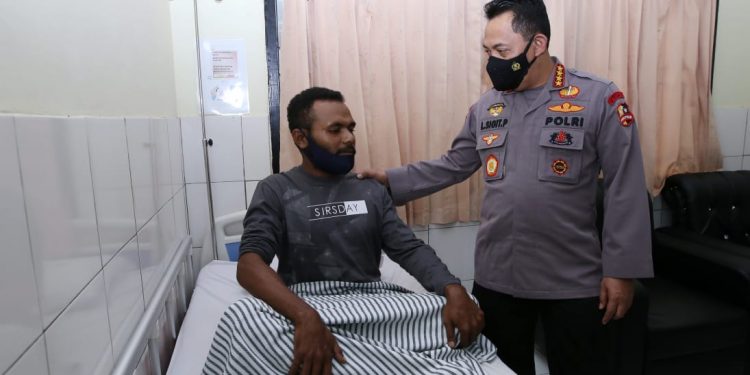 Jenguk Anggota Polri Korban Baku Tembak KKB, Kapolri: Kami Bangga Sama Kalian