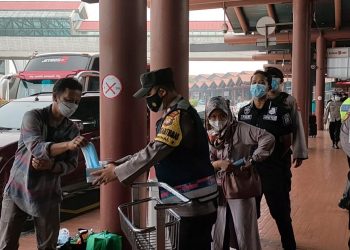 Antisipasi Prokes Kendor pada Akhir Pekan, Polisi Awasi Bandara Soetta 