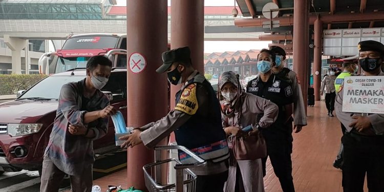 Antisipasi Prokes Kendor pada Akhir Pekan, Polisi Awasi Bandara Soetta