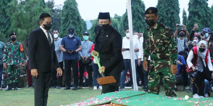 Ketua MPR RI Pimpin Upacara Pemakaman Sabam Sirait