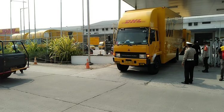 Ribuan Dosis Vaksin Pfizer Diberangkatkan ke Bandung