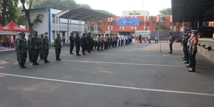 TNI-Polri Jaga Ketat Kedatangan Vaksin Pfizer di Bandara Soetta