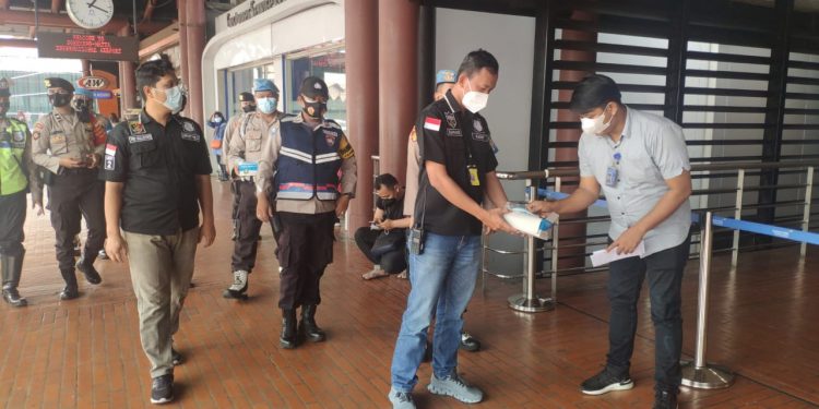 Awasi Prokes, Polresta Bandara Soetta Kerahkan Puluhan Personel