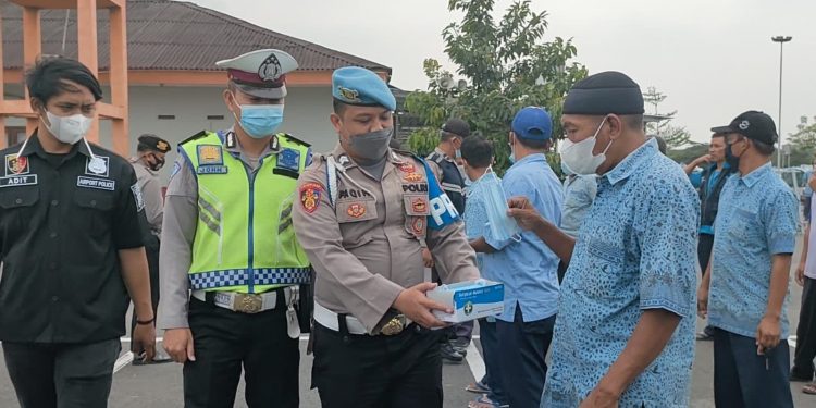 Polisi Bandara Soetta Awasi Prokes di Area Pengendapan Taxi