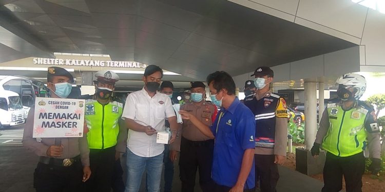 Prokes di Terminal Bandara Soetta Diawasi Puluhan Polisi