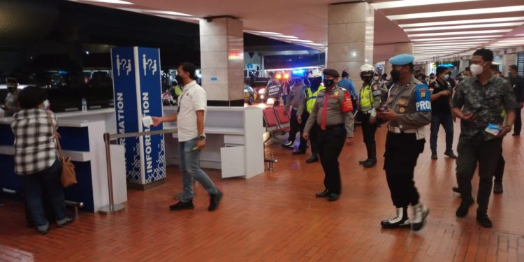 Cegah Prokes Kendor, Polisi Gelar Operasi Malam Hari di Bandara Soetta