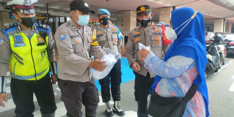 Awasi Prokes, Polresta Bandara Soetta Terjunkan Puluhan Personel