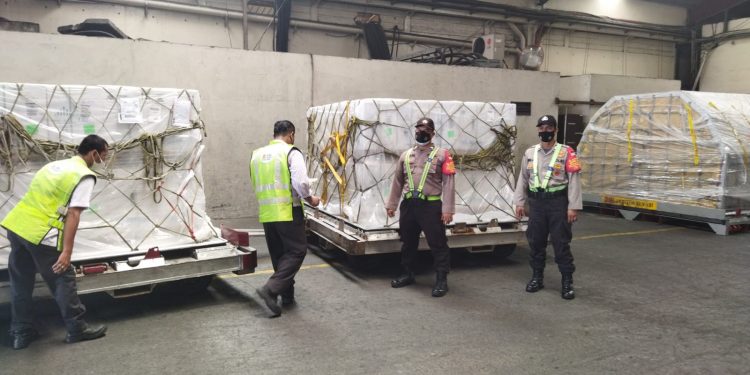 917.280 Dosis Vaksin Pfizer Tiba di Bandara Soetta