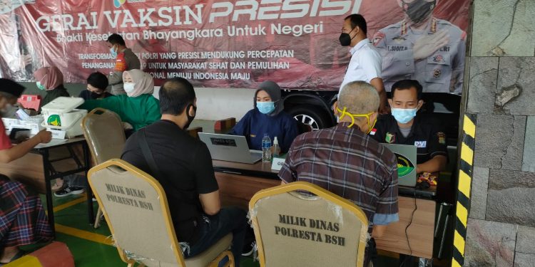 Gerai Vaksin Presisi Polresta Bandara Soetta Vaksin Puluhan Orang