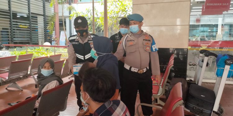 Terminal Bandara Soetta Dioperasi Puluhan Polisi