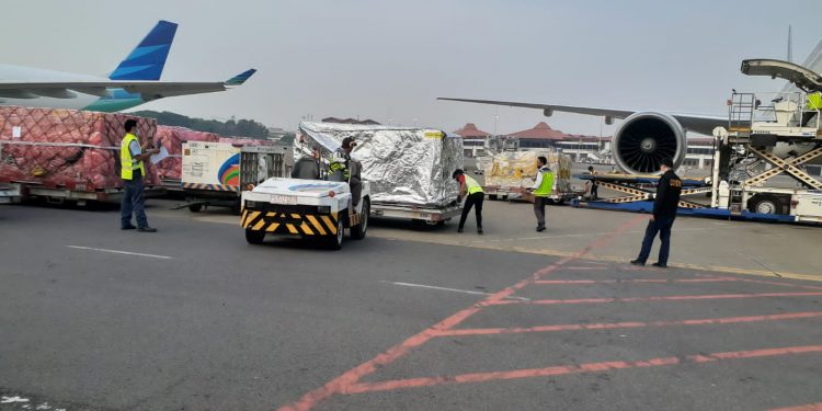 672.600 Dosis Vaksin Astrazeneca Tiba di Bandara Soetta